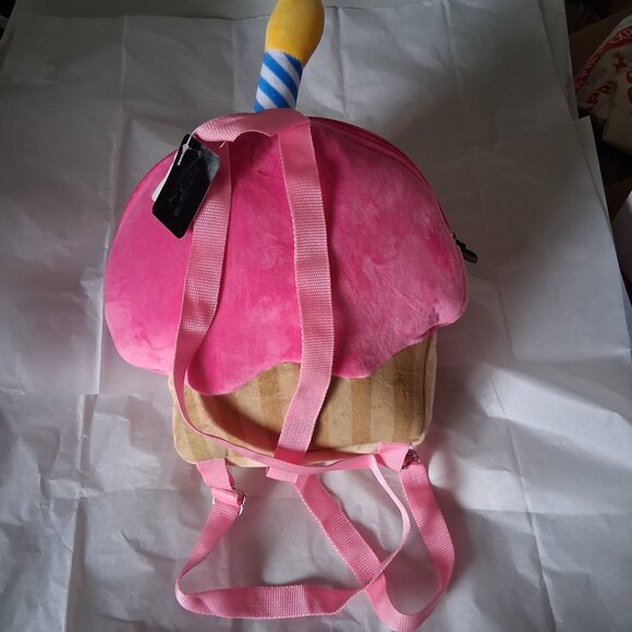 Carl the Cupcake 3D Plush Mini Backpack (Five Nights at Freddy's) - Picture 2 of 7